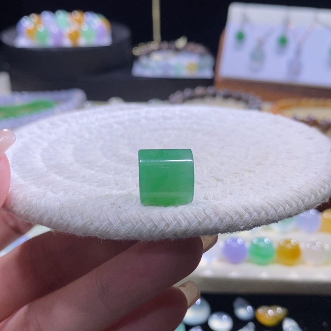 翡翠未镶嵌颈饰满绿桶珠