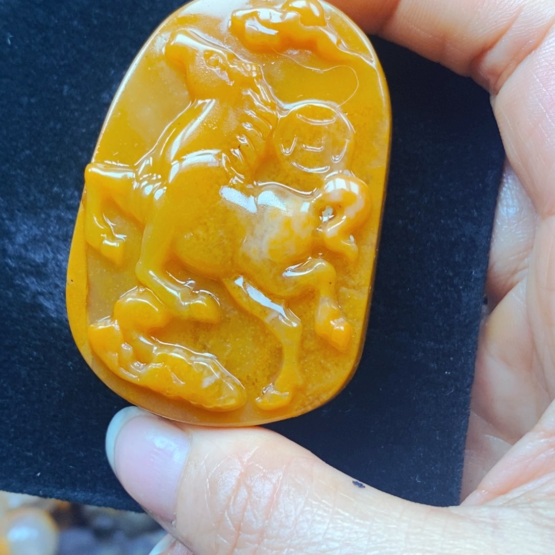 未镶嵌石英质玉（黄龙玉）颈饰