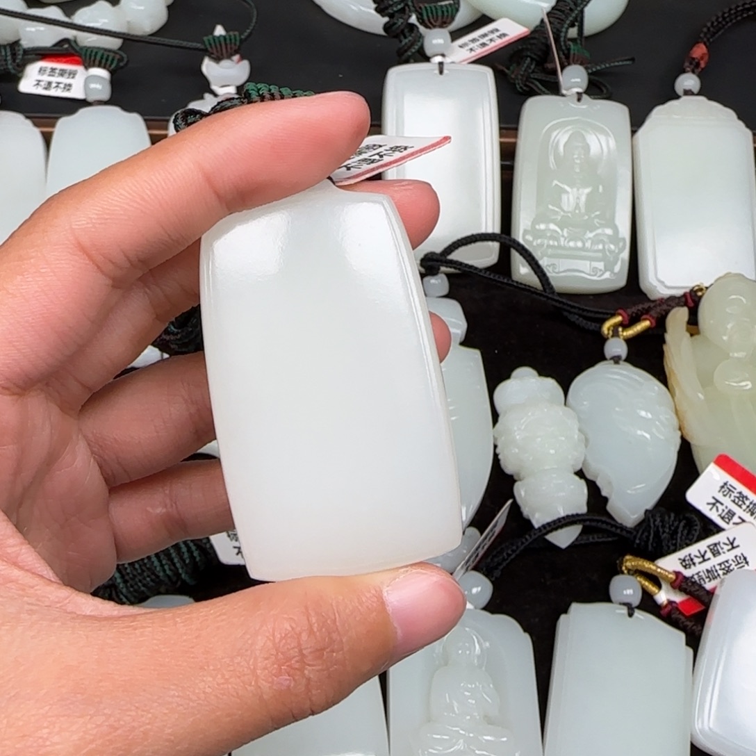 L***虎和田玉未镶嵌挂件