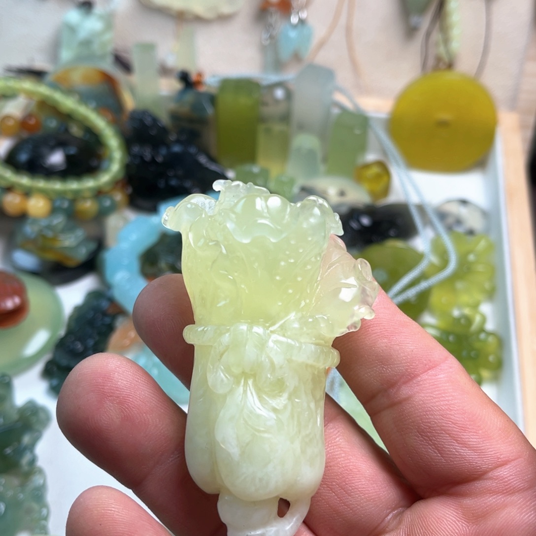 蛇纹石玉未镶嵌颈饰