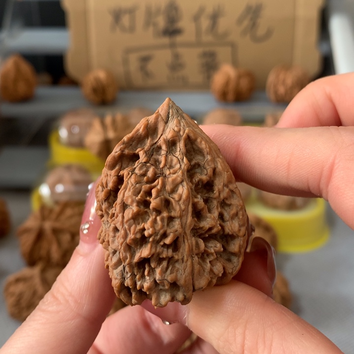 大***闪吊坠文玩核桃异形单只，有瑕疵