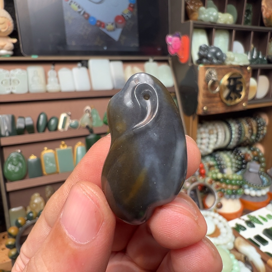 和田玉未镶嵌颈饰新疆楼兰三色风生水起手工精雕爆油小吊坠