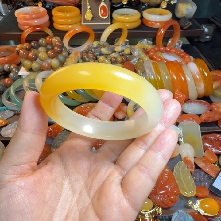 静***年石英质玉（金丝玉）未镶嵌颈饰