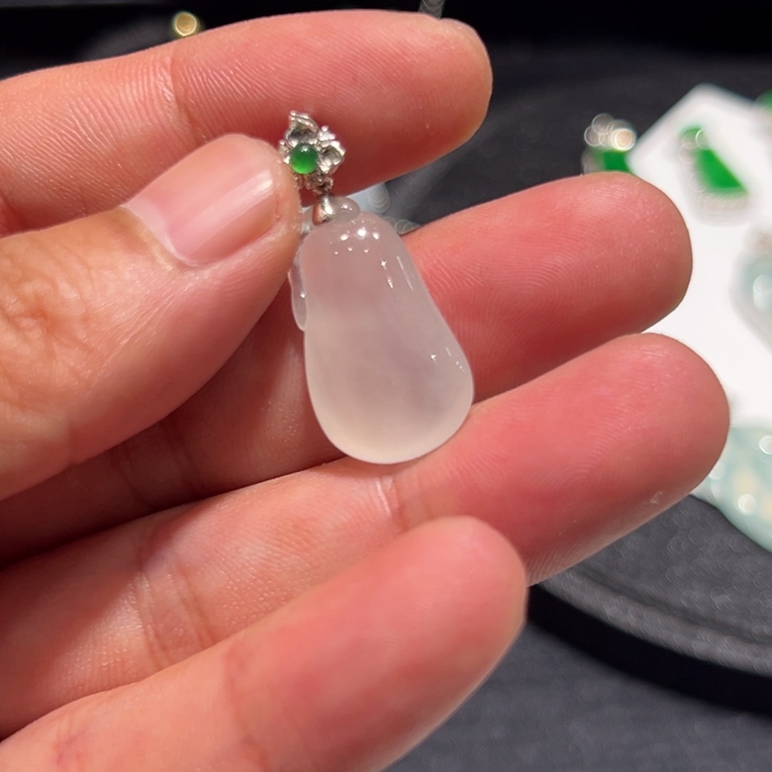 翡翠18K金镶嵌颈饰缅甸天然A货翡翠冰种福瓜