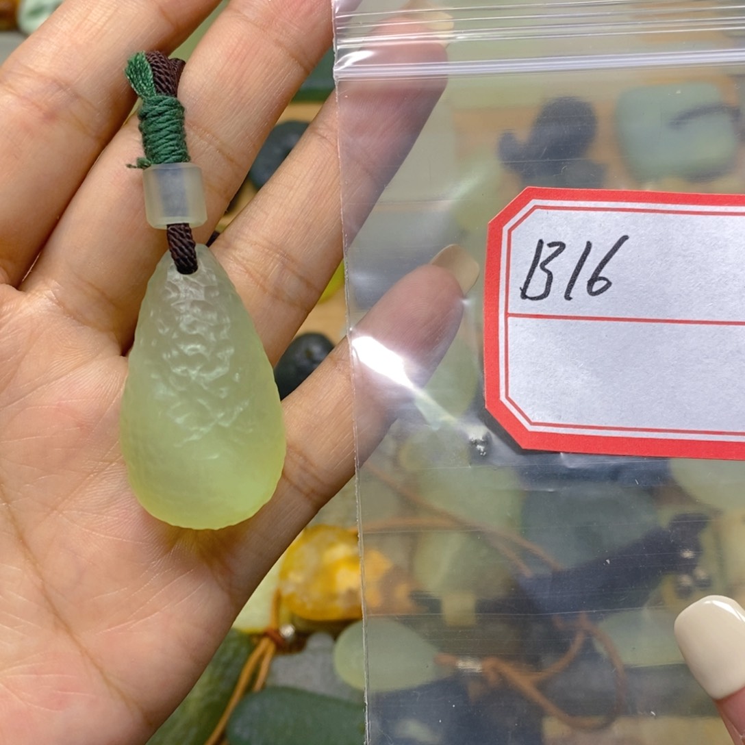 蛇纹石玉未镶嵌颈饰海*