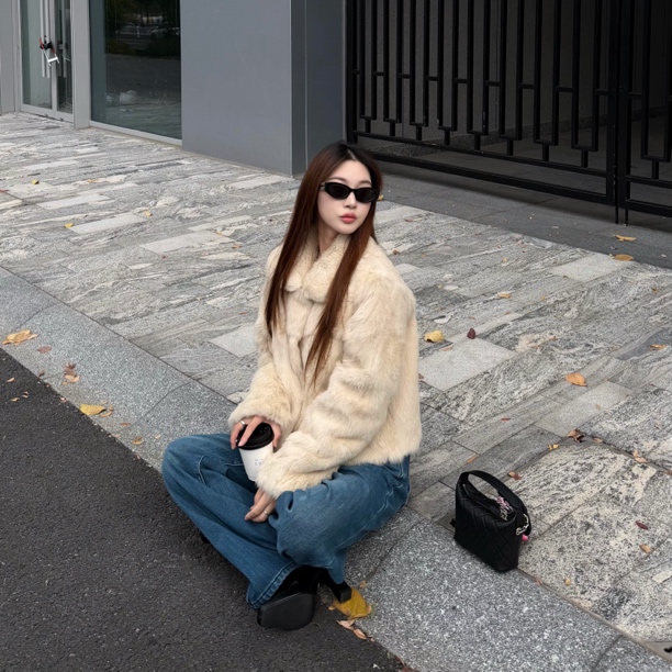  领子可立 冬季新款韩系极简温柔风兔毛外套女