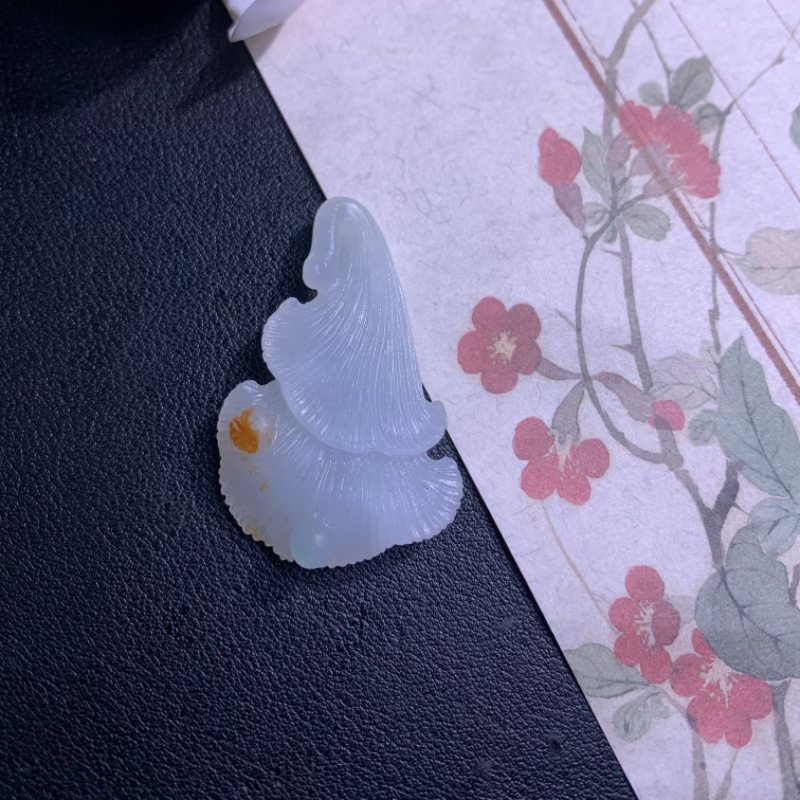 俏色巧雕灵动银杏叶 可做吊坠 胸针 天然缅a翡翠