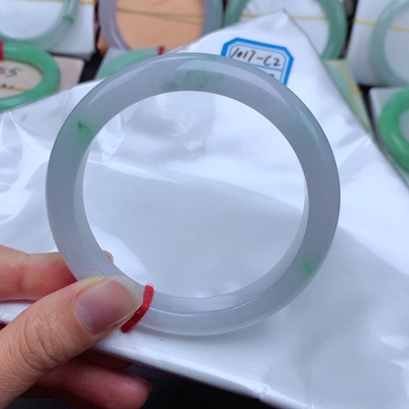 【闪购商品】翡翠手镯未镶嵌            正圈61 白底青