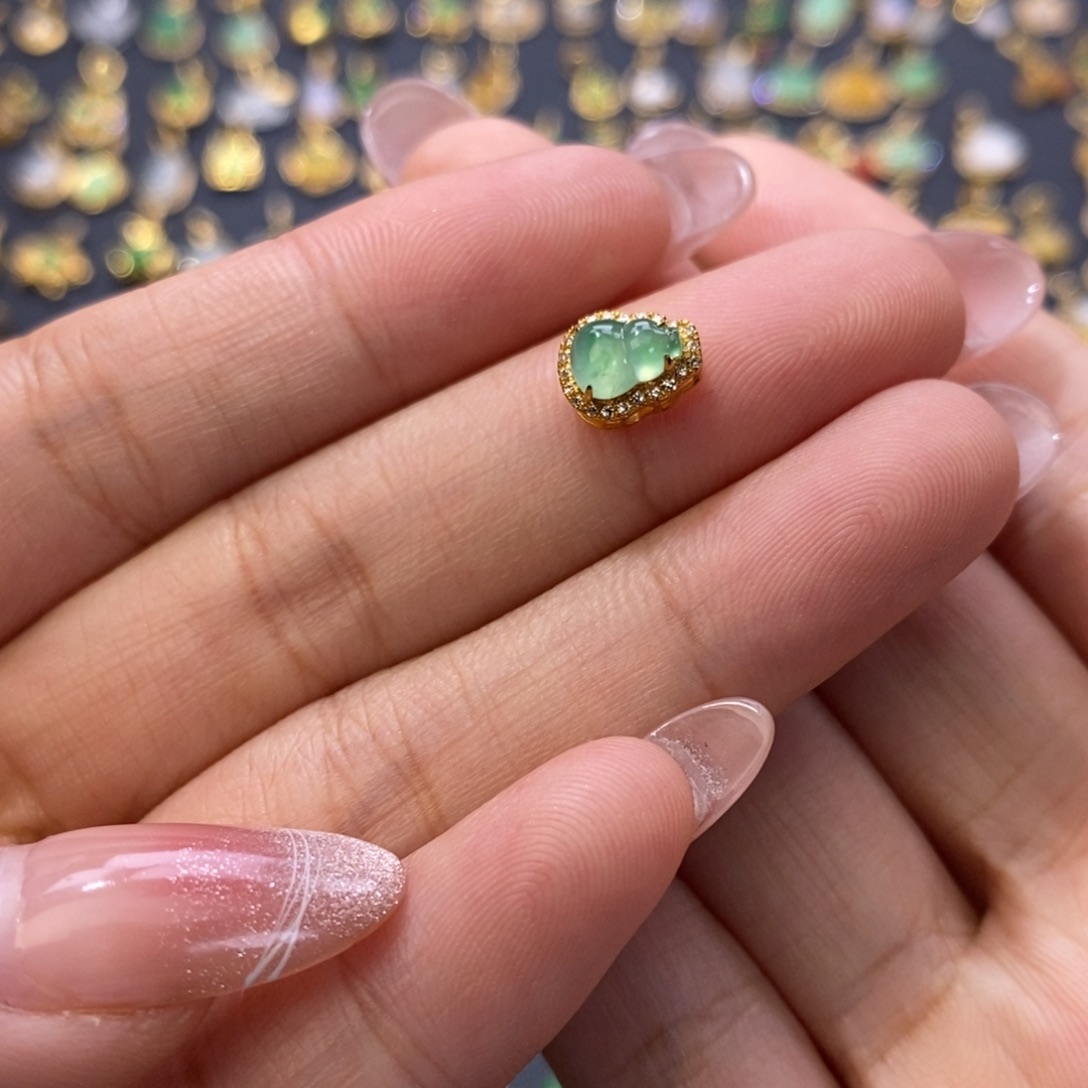 ****歆翡翠18K金镶嵌颈饰