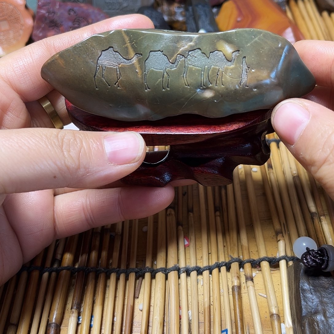 新疆原石雕刻手把件