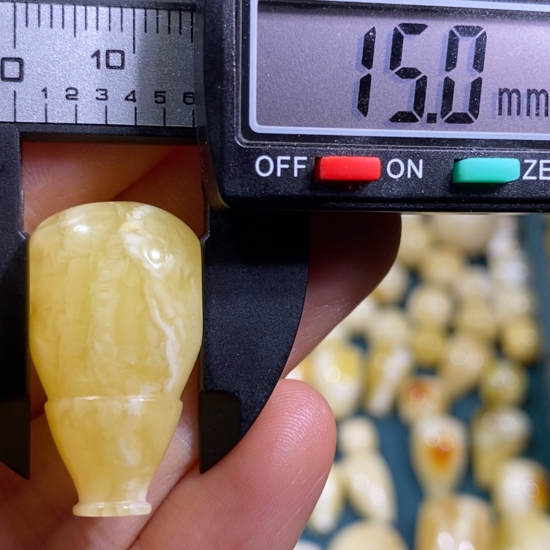 蜜蜡未镶嵌裸石微瑕