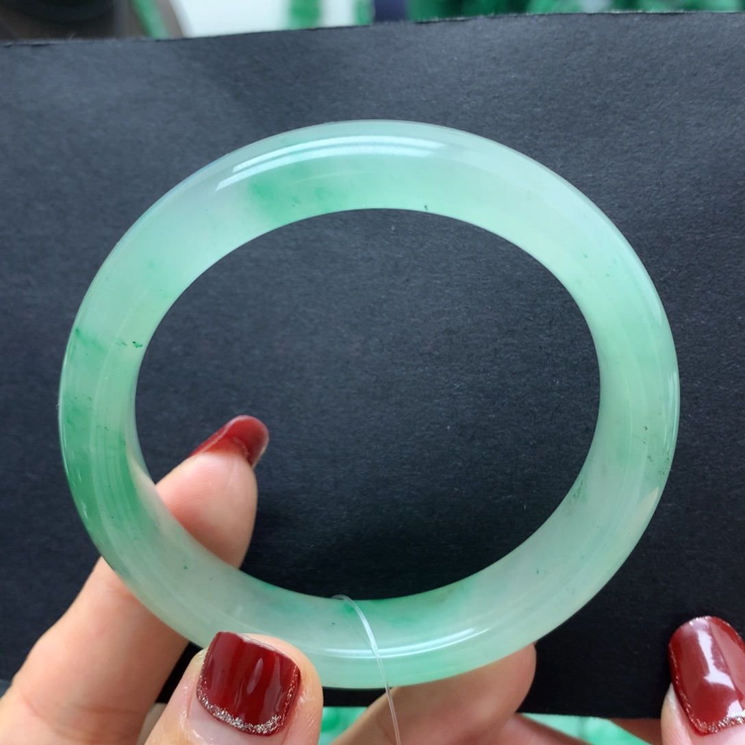 石英质玉手镯未镶嵌?