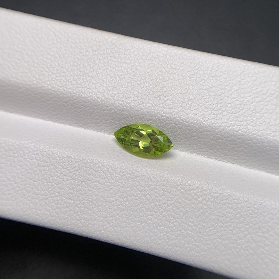 1.1克拉左右全净体揽尖形天然橄榄石无杂无裂无黑点
