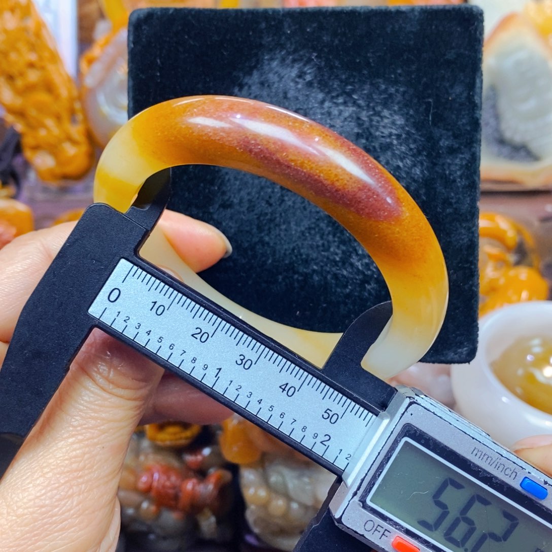 未镶嵌石英质玉（黄龙玉）颈饰