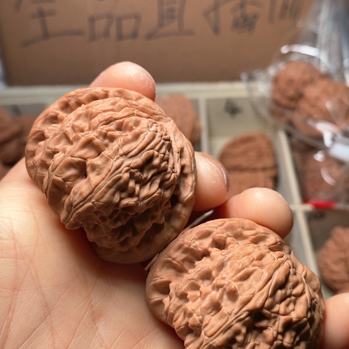 文玩核桃吊坠白狮子