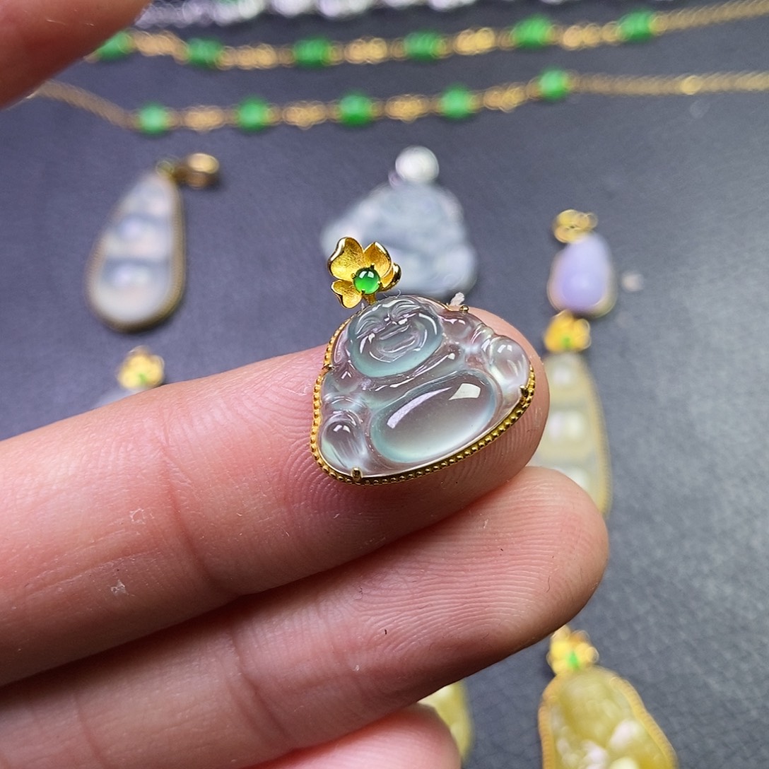 颈饰18K金镶嵌翡翠