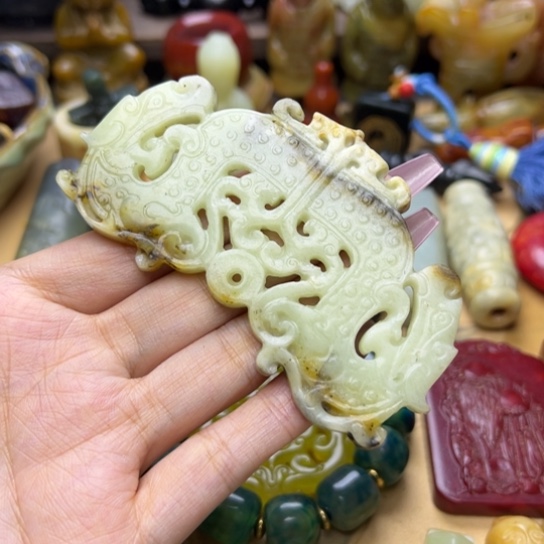 蛇纹石玉未镶嵌颈饰