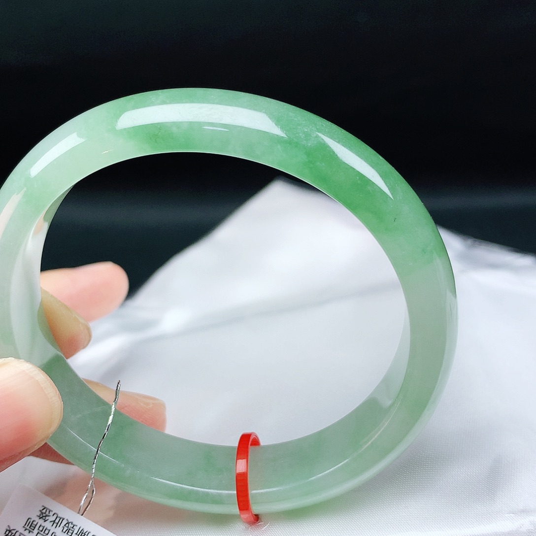 翡翠手镯未镶嵌55贵