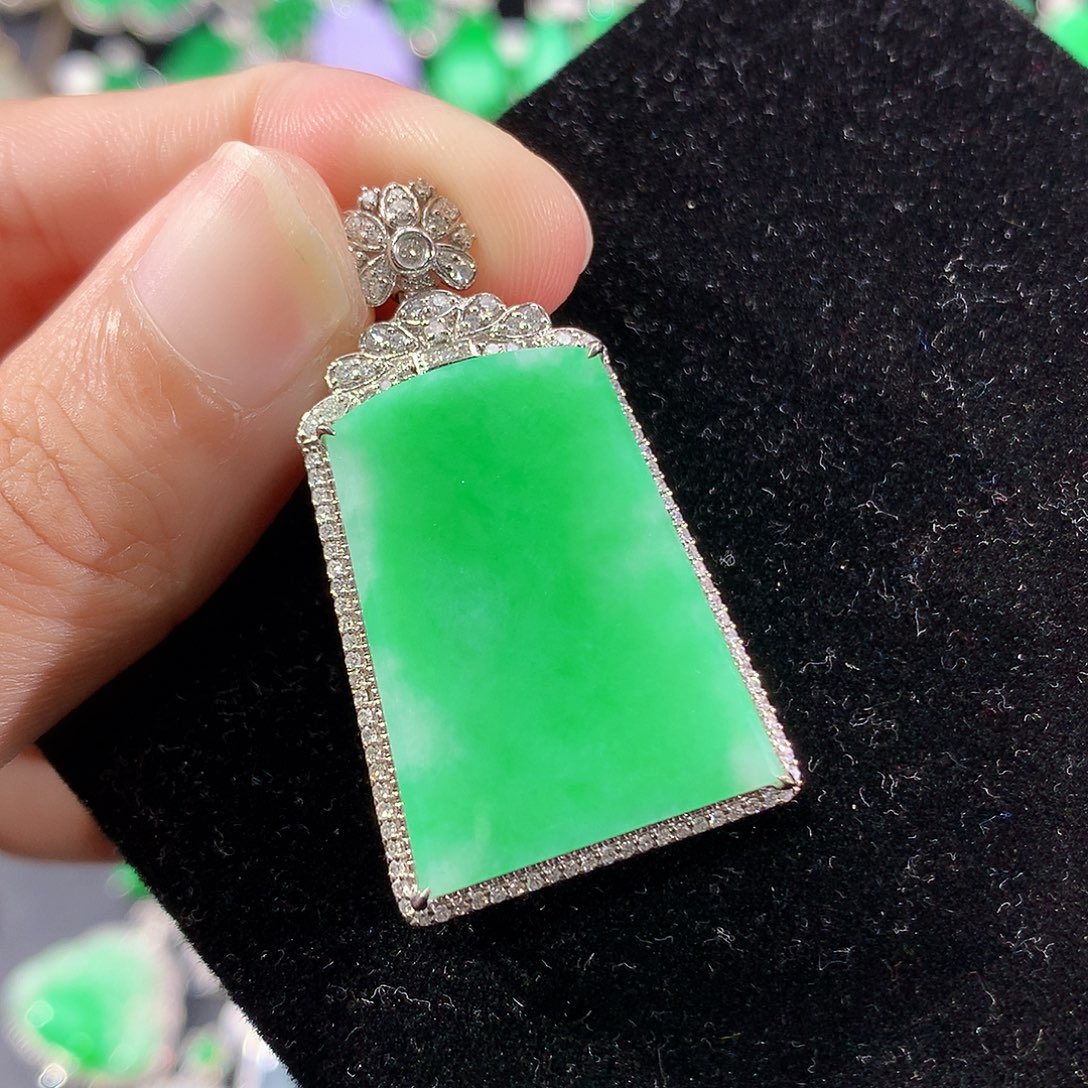 翡翠18K金镶嵌颈饰