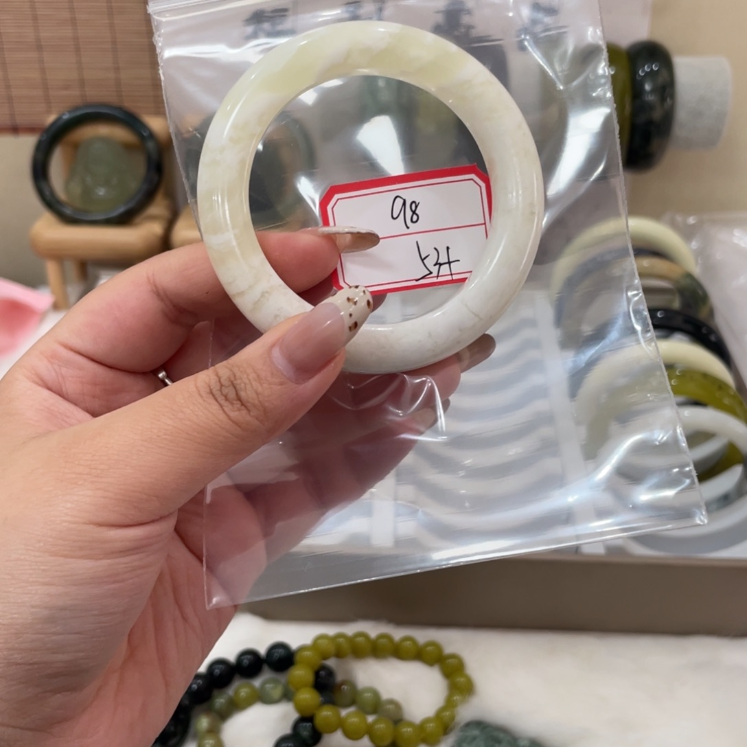 蛇纹石玉手镯未镶嵌