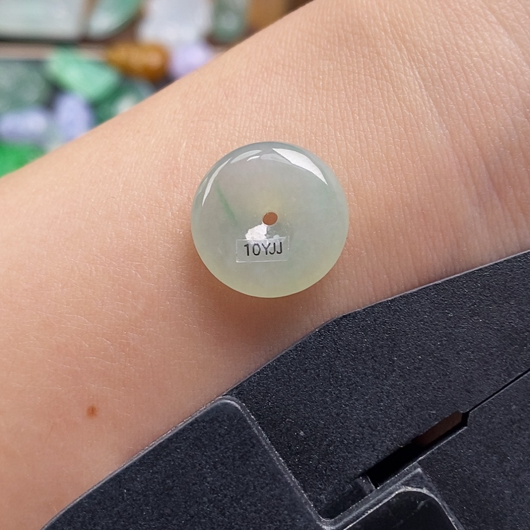 翡翠未镶嵌颈饰平安扣