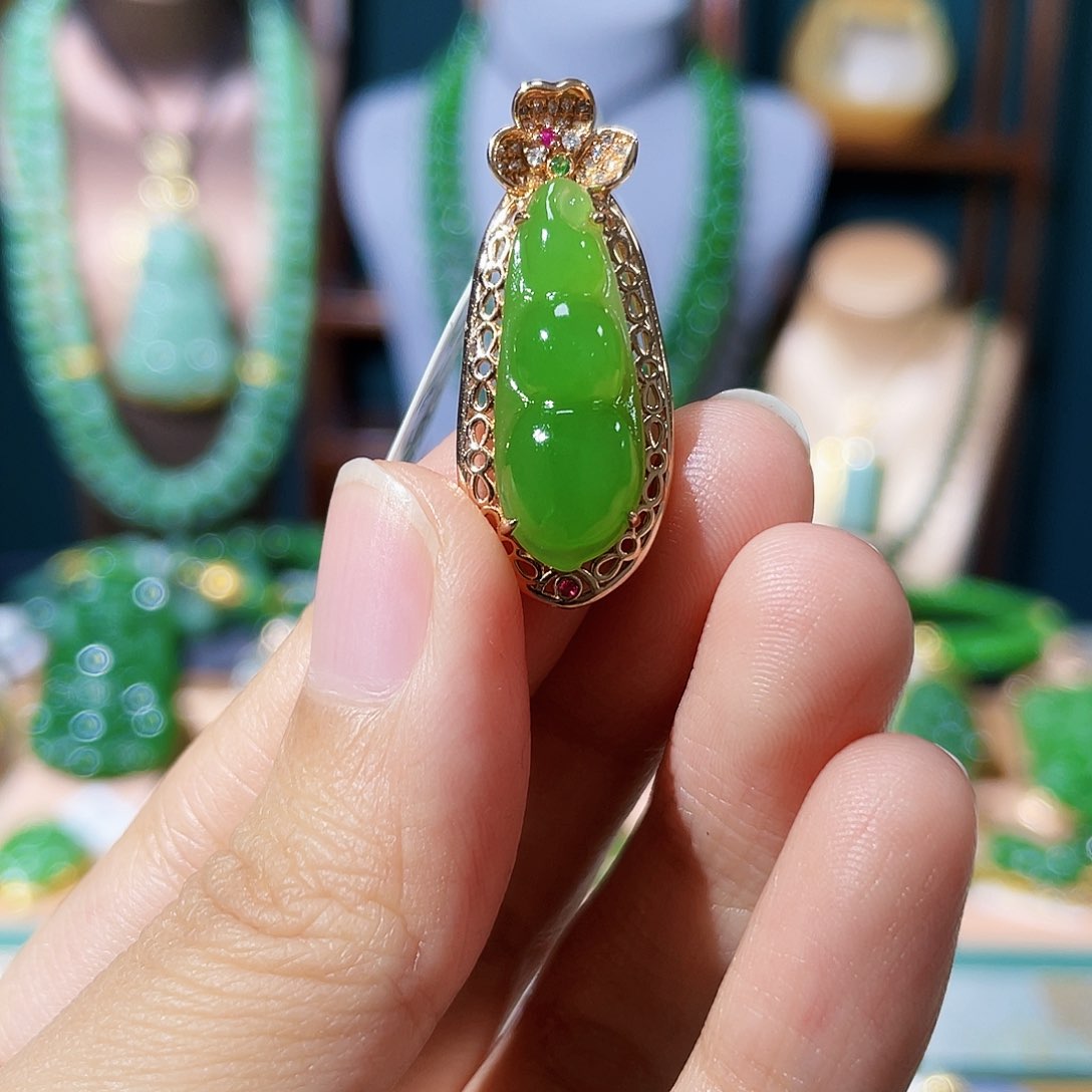 和田玉（碧玉）颈饰18K金镶嵌