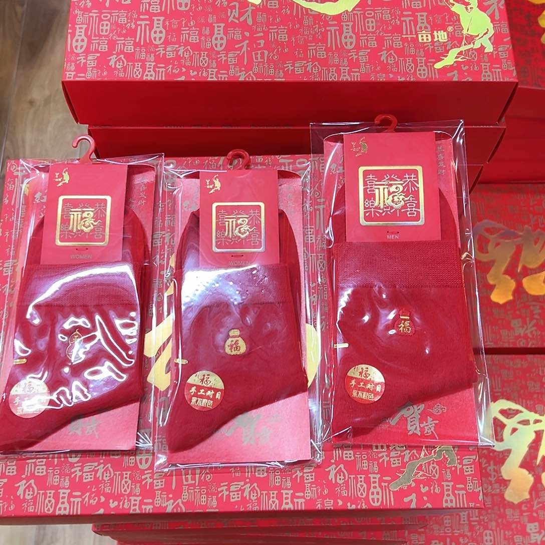 棉高端红袜子两双女士一双男士