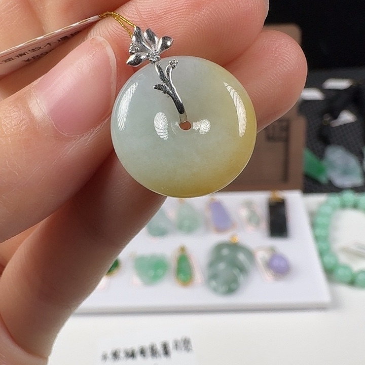 翡翠18K金镶嵌颈饰