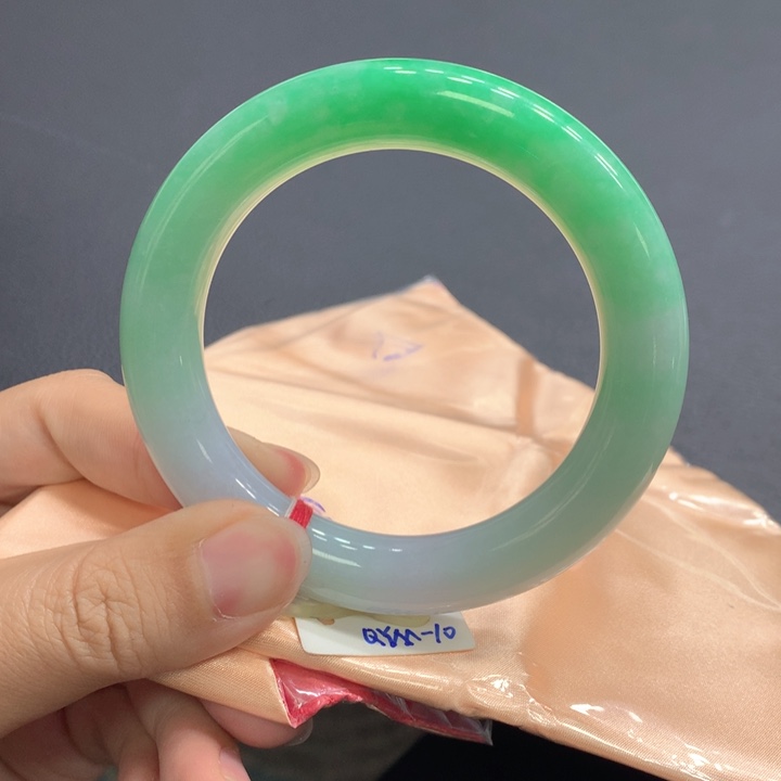 翡翠手镯未镶嵌翡翠