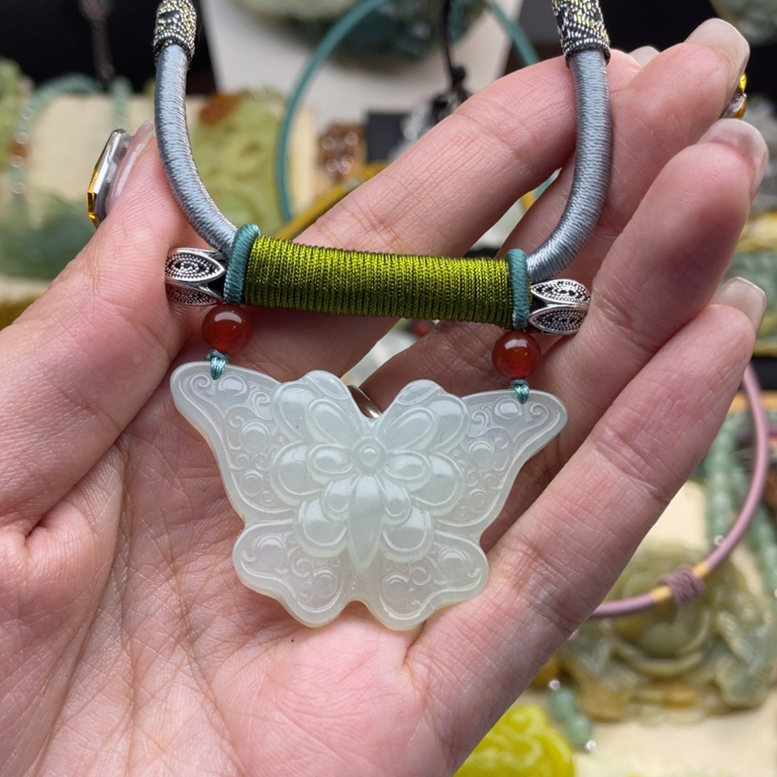 蛇纹石玉颈饰未镶嵌