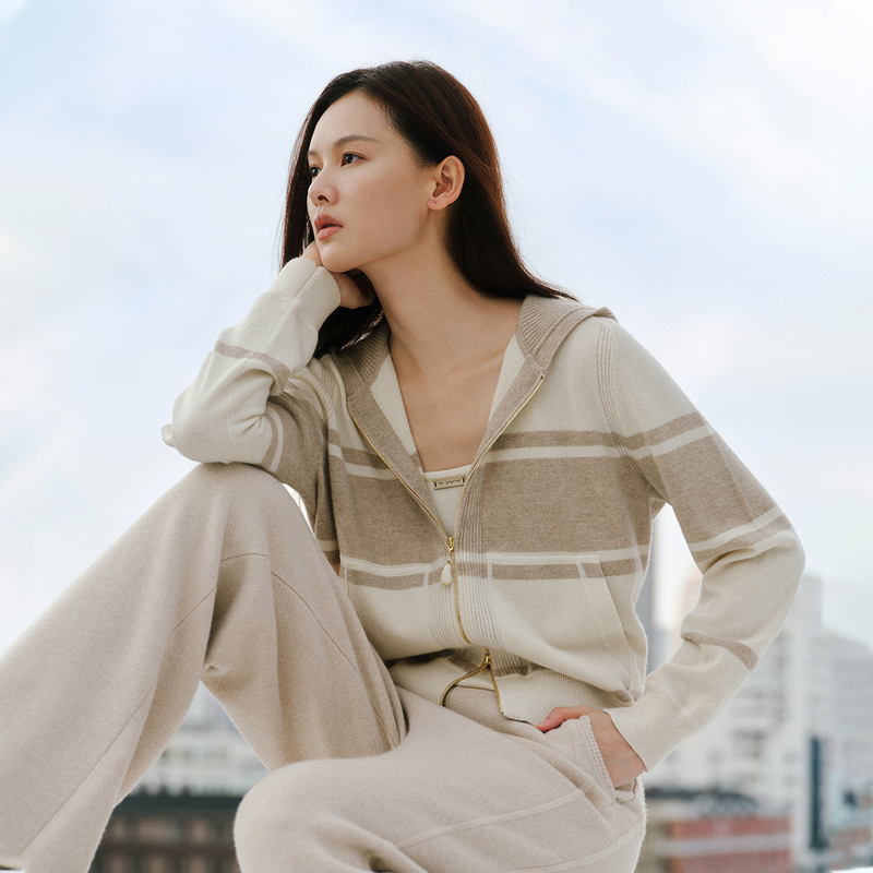 EP雅莹女装 白中白山羊绒开衫 撞色连帽针织外套 新款9127A