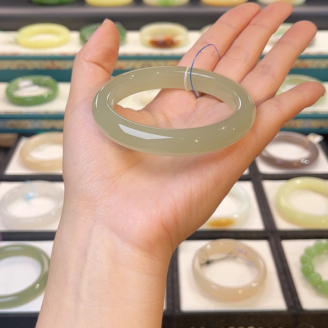 和田玉手镯未镶嵌 高冰葡萄肉