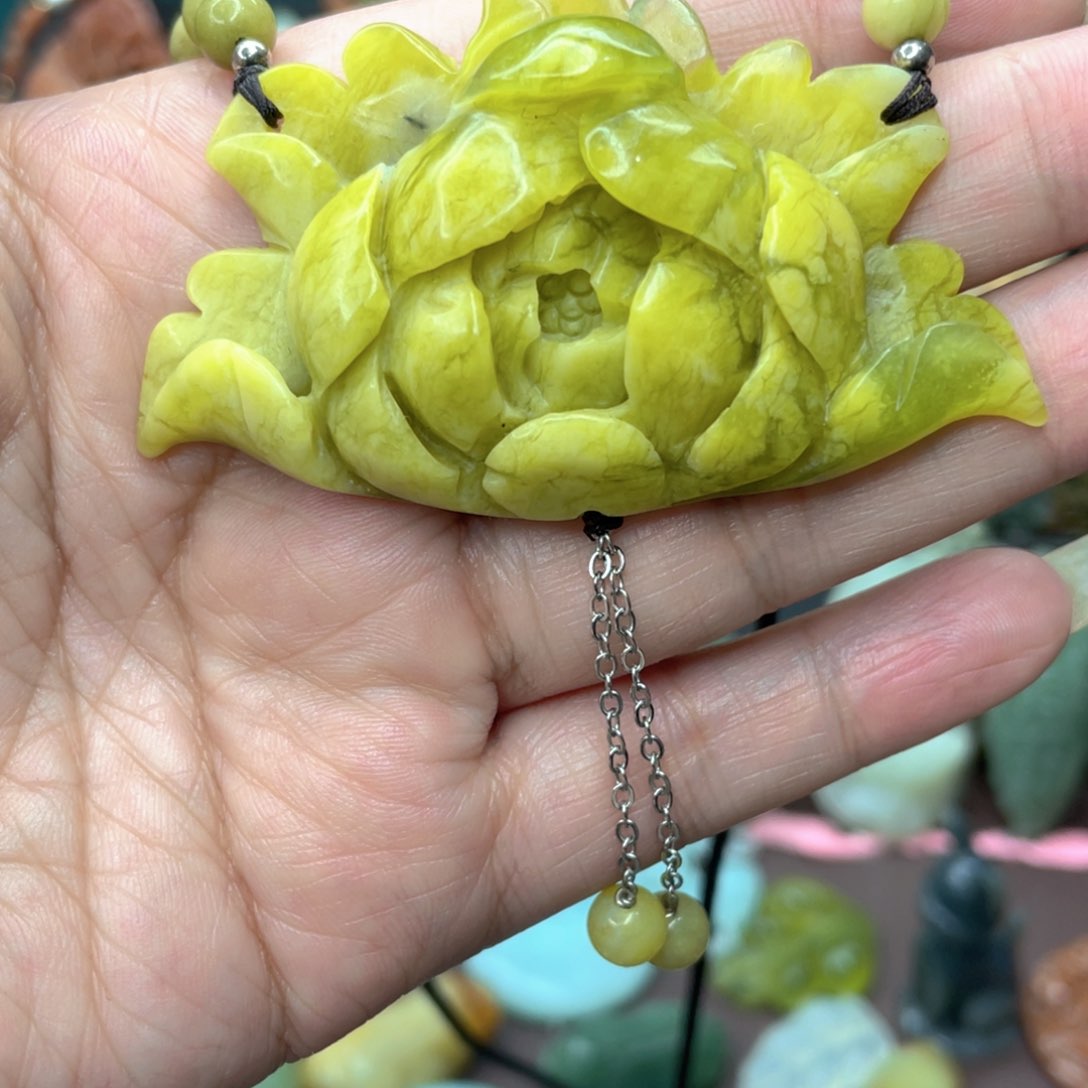 蛇纹石玉颈饰未镶嵌