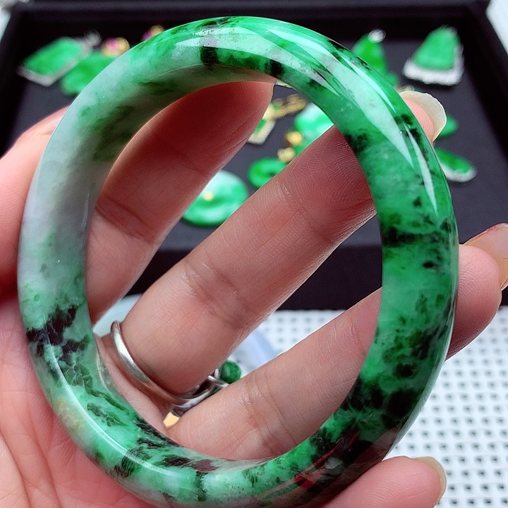 翡翠手镯未镶嵌翡翠