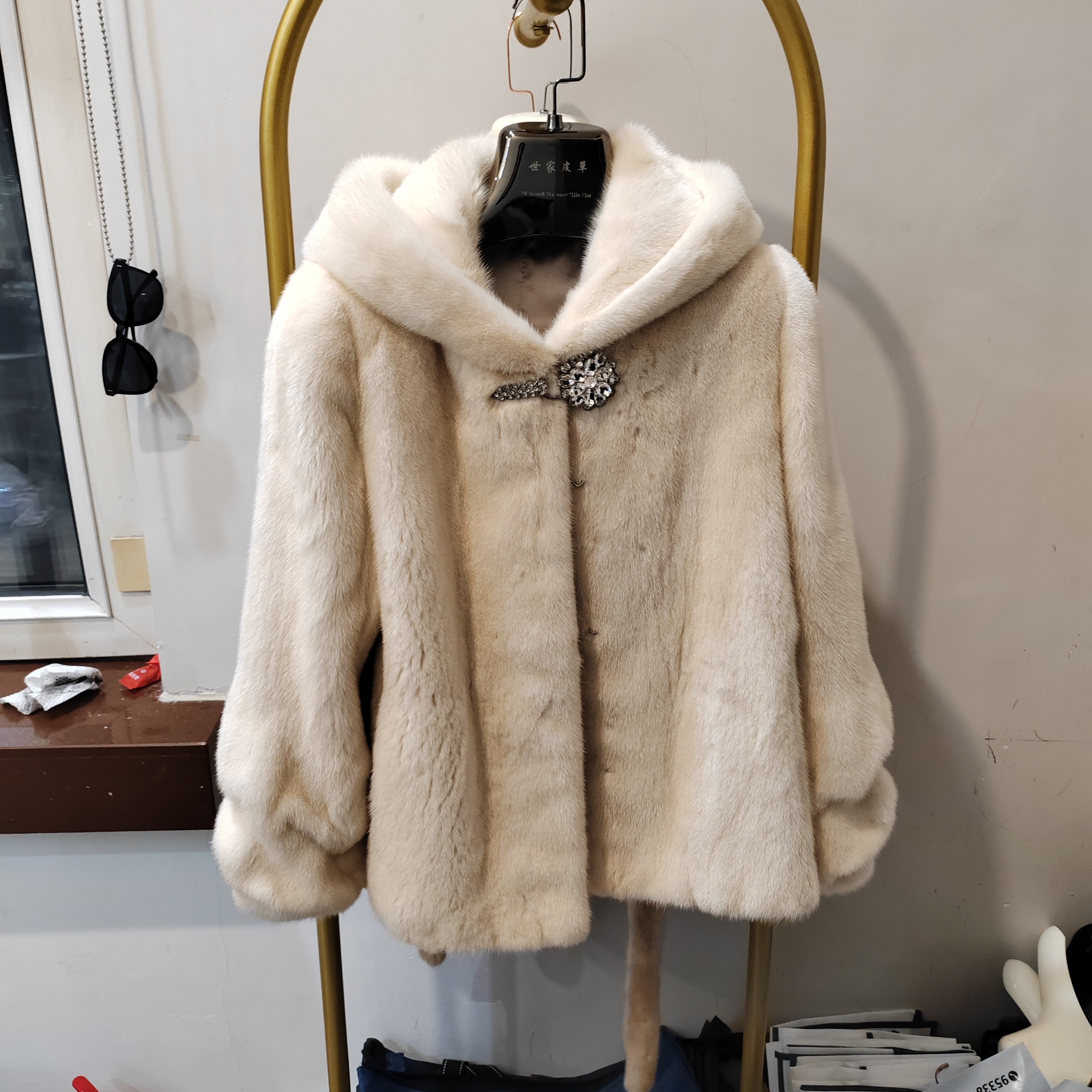 女款米白连帽貂皮