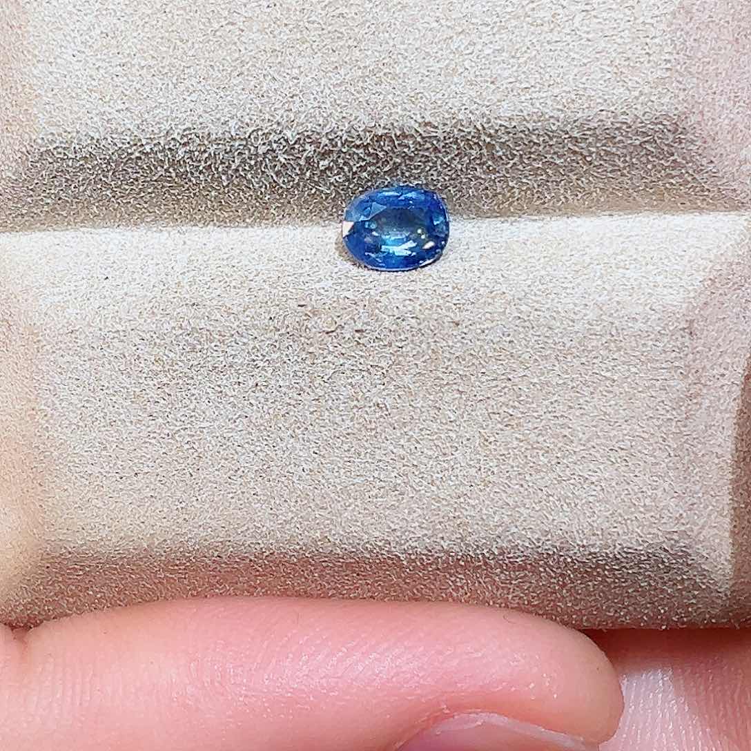 蓝宝石裸石未镶嵌0.67克拉天然矢车菊菊蓝宝石斯里兰卡