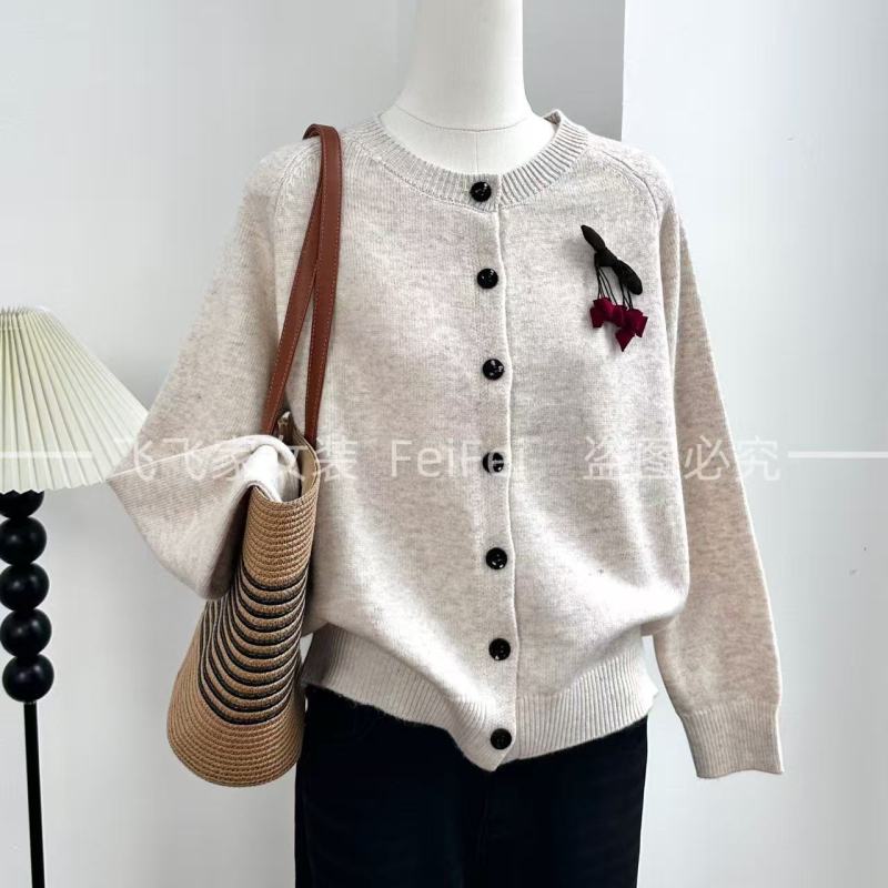 飞飞家~花朵胸针！！百搭浣熊老钱风 气质款针织开衫Y9160杏