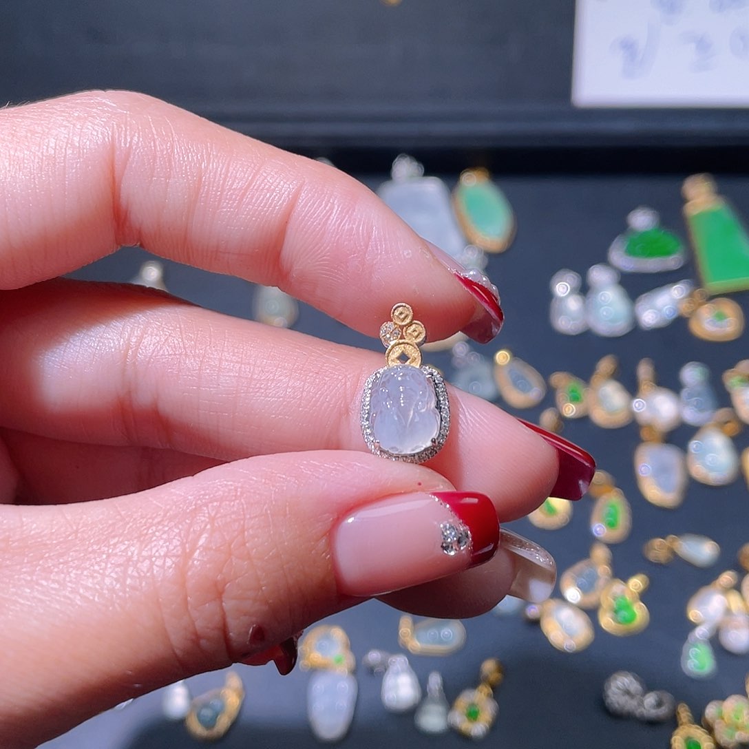 翡翠颈饰18K金镶嵌嘀***?吊坠