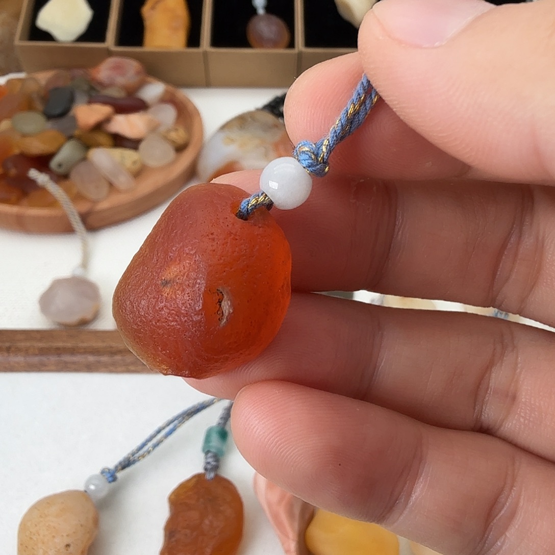 只买单纯的吊坠，没带链子，属的性质。