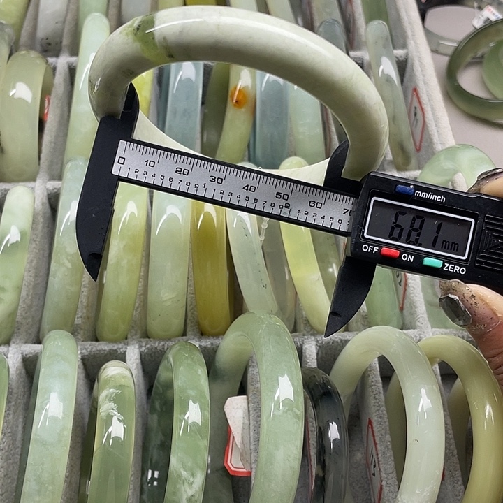 蛇纹石玉未镶嵌手镯1000