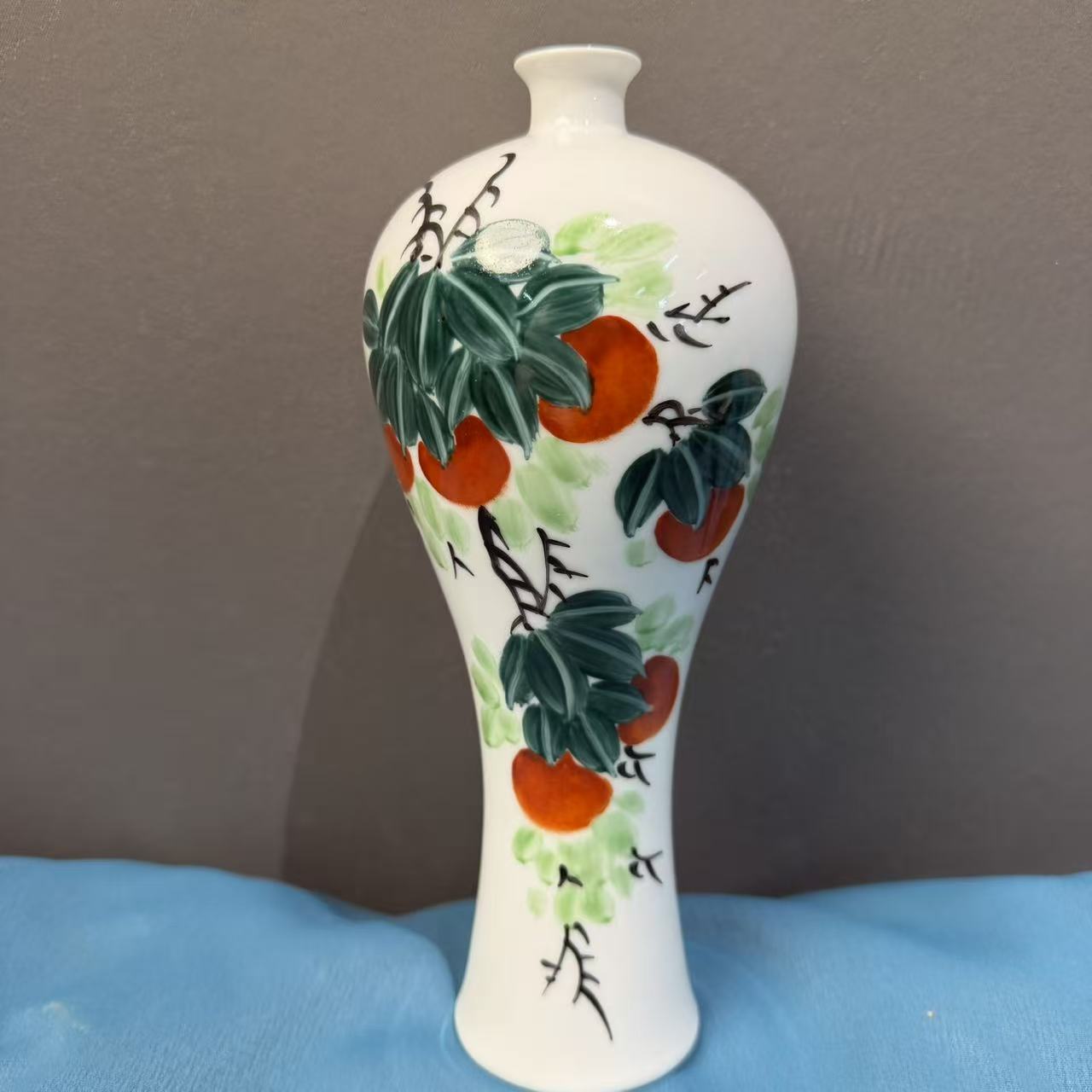 景德镇手绘硕果累累陶瓷美人瓶