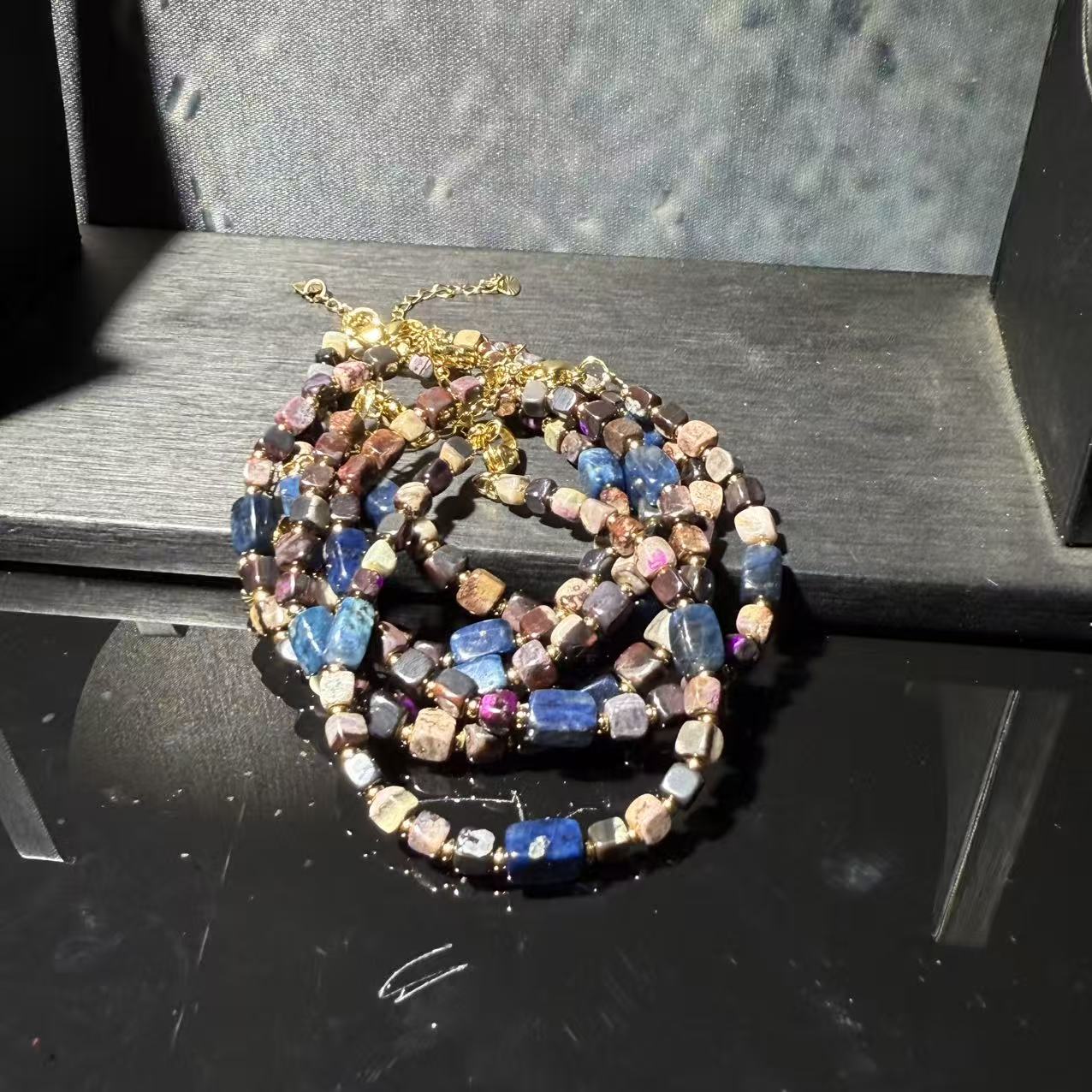 【皇后甄选】C121370 舒俱来幻彩方糖手链