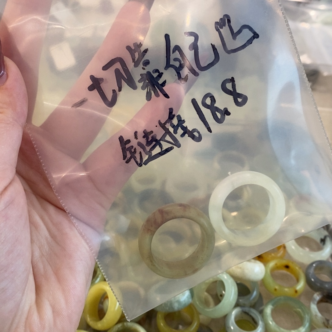 一****蛇纹石玉未镶嵌戒指