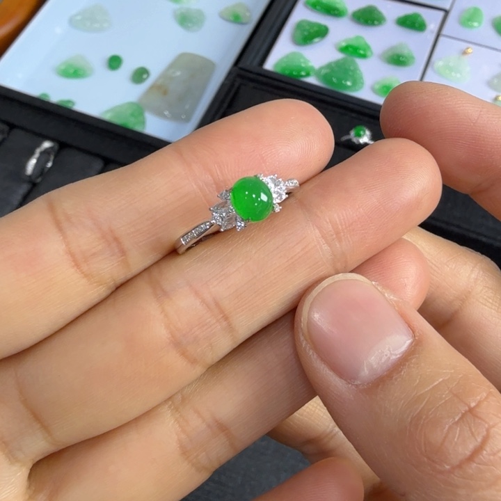 翡翠颈饰18K金镶嵌绿蛋