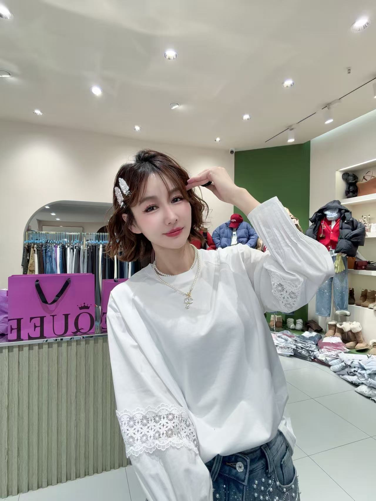 女皇【绝美白色蕾丝钩花镂空拼接衬衫袖打底衫】T恤