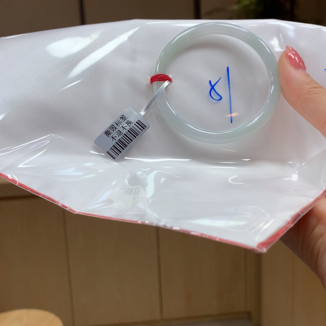 翡翠手镯未镶嵌不退不换