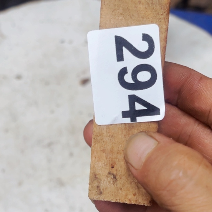 甲***情松木琥珀的颜色是