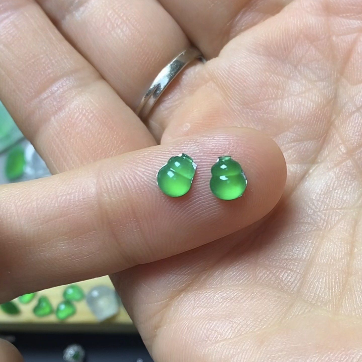 缅甸翡翠A货绿葫芦一对