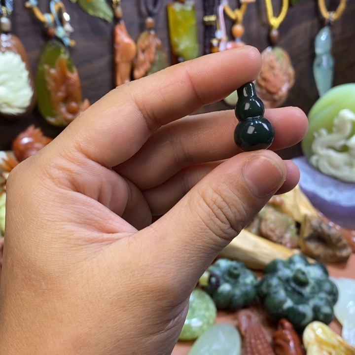 蛇纹石玉未镶嵌颈饰