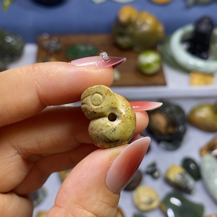 岫岩河磨玉（透闪石质玉）未镶嵌挂件通孔